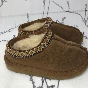 UGG Australia 5252 Kids Sz:8 Slippers Chestnut